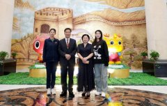 93阅兵女民兵走进公司与董事长合影致敬新时代力